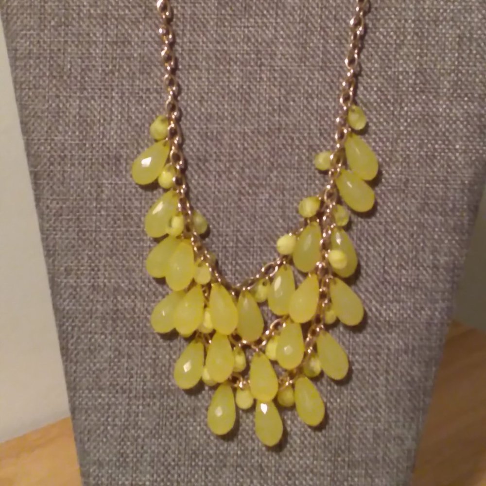 Maunces Gold Tone Yellow Teardrop Necklace Lemon Yellow Color New on Card